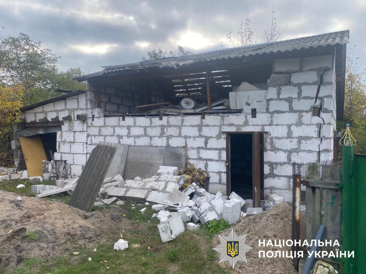 На фото пошкоджена будівля.