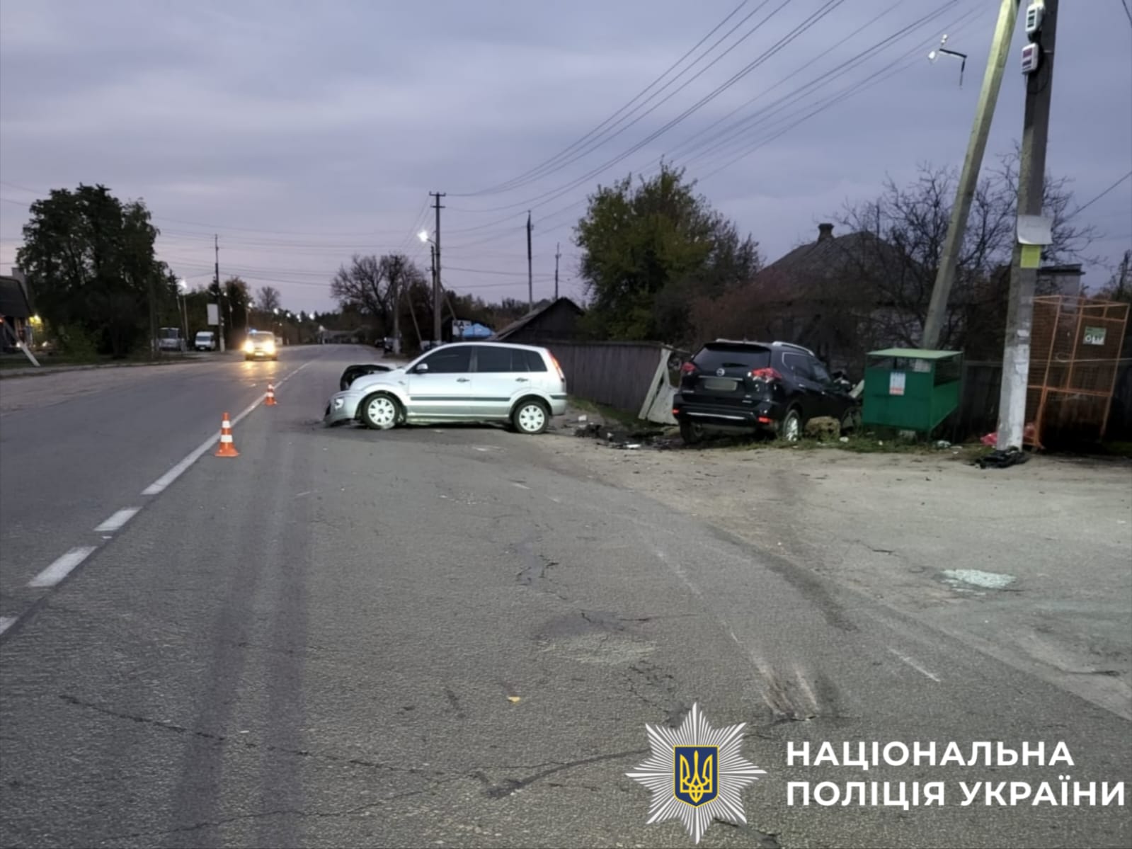 На фото зображені пошкоджені автомобілі. Фото з місця ДТП.
