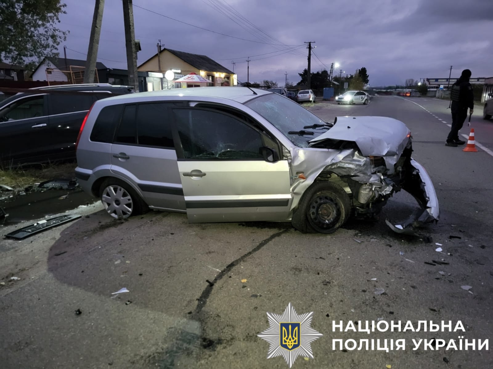 На фото зображений пошкоджений автомобіль, учасник ДТП.
