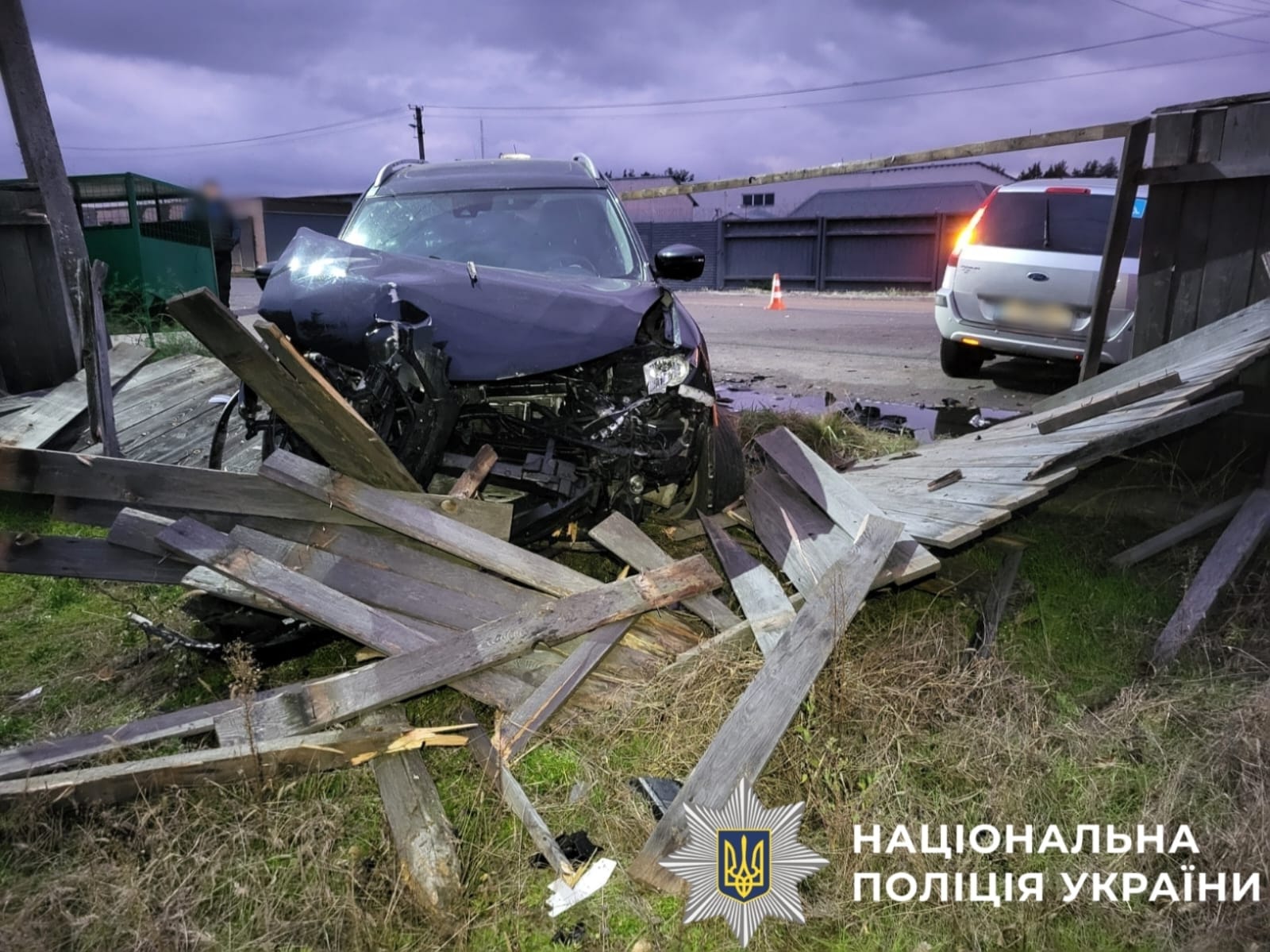На фото зображений пошкоджений автомобіль, учасник ДТП.
