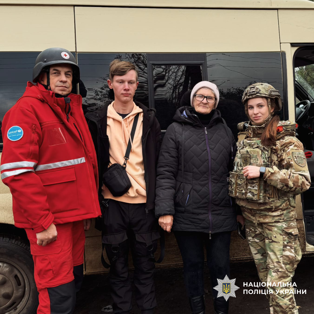 Поліцейські спільно з волонтерами здійснили евакуацію бабусі та її онука з Купʼянського району