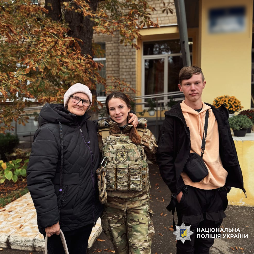 Поліцейські спільно з волонтерами здійснили евакуацію бабусі та її онука з Купʼянського району