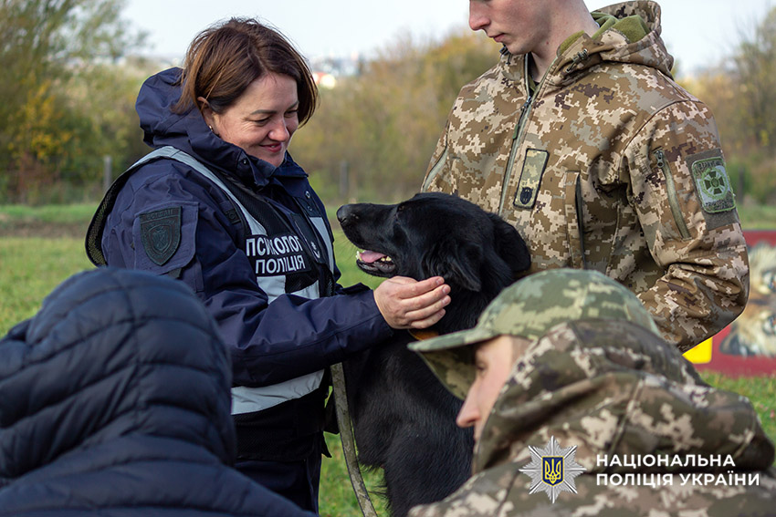 У Хмельницькому відомчі психологи організували сеанс каністерапії для поранених правоохоронців