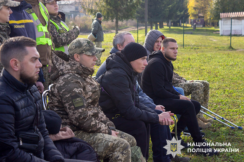 У Хмельницькому відомчі психологи організували сеанс каністерапії для поранених правоохоронців