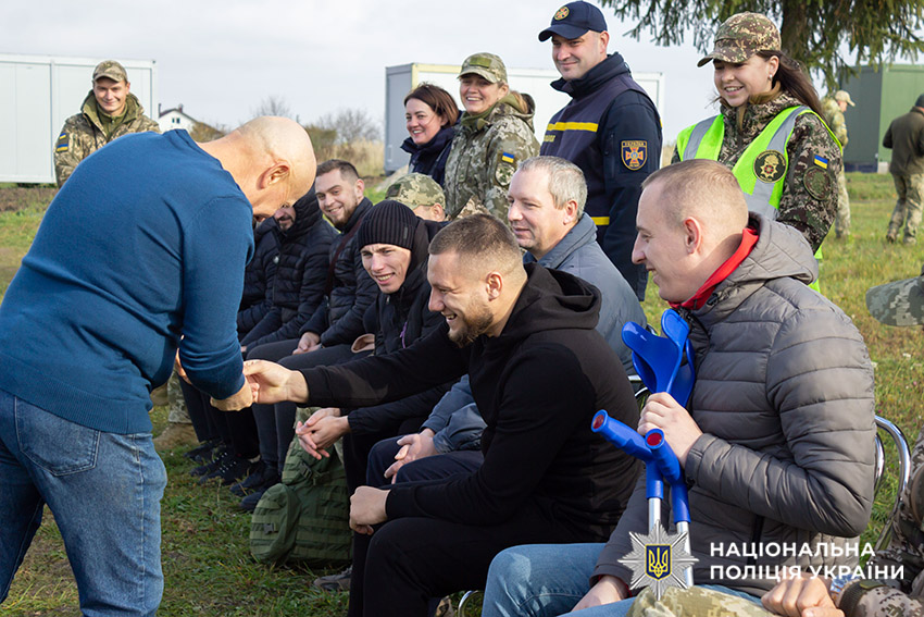 У Хмельницькому відомчі психологи організували сеанс каністерапії для поранених правоохоронців