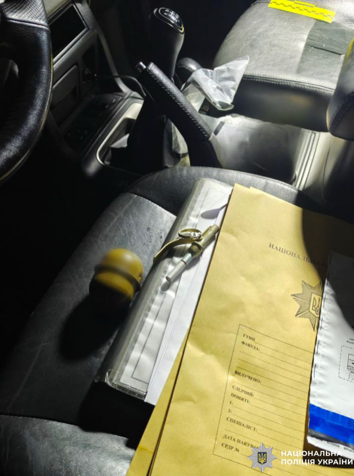 На фотографії зображено виявлені та вилучені боєприпаси.