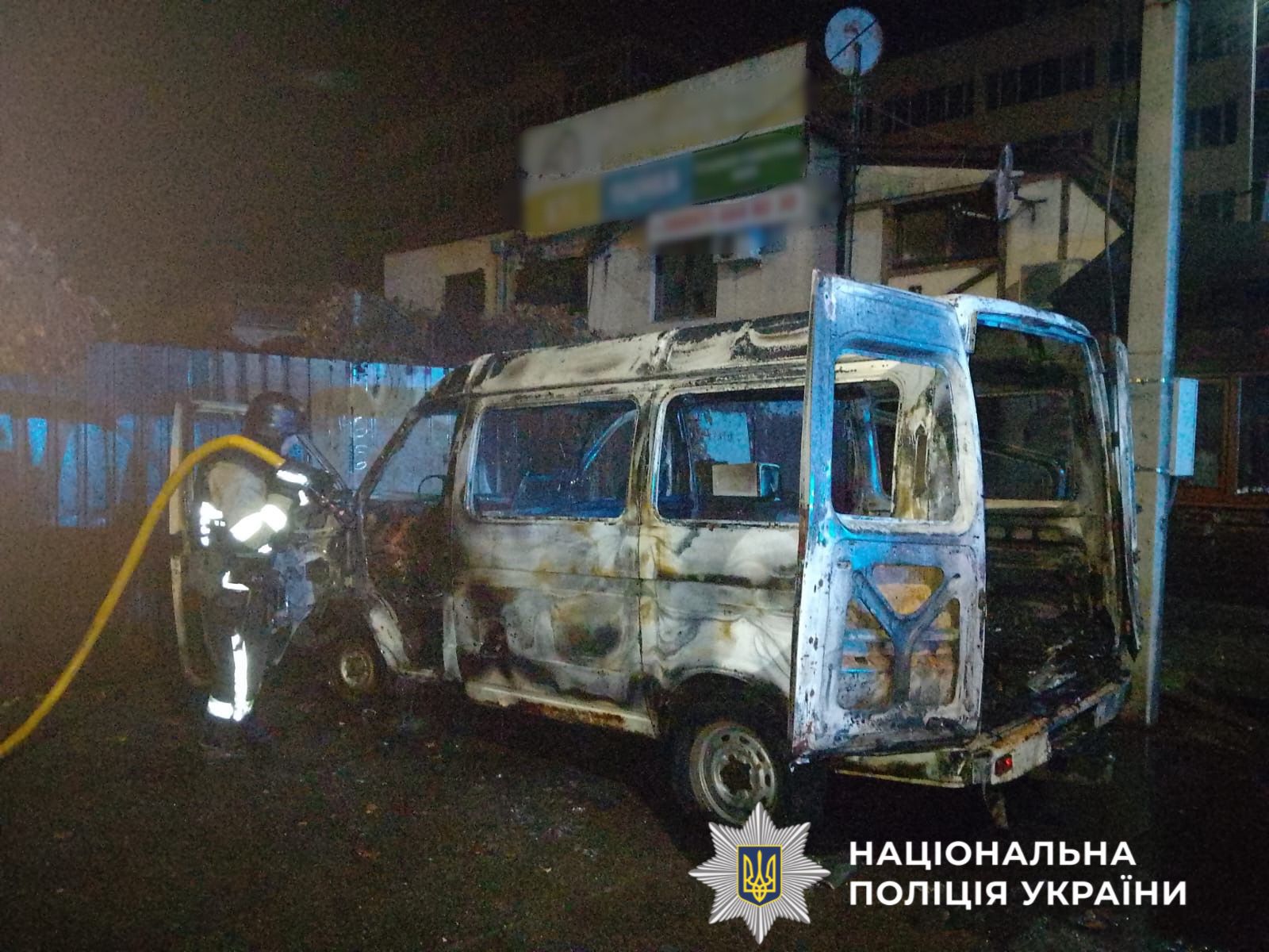 На фотографії зображено автомобіль, який підпалив зловмисник, про що вказано в статті.