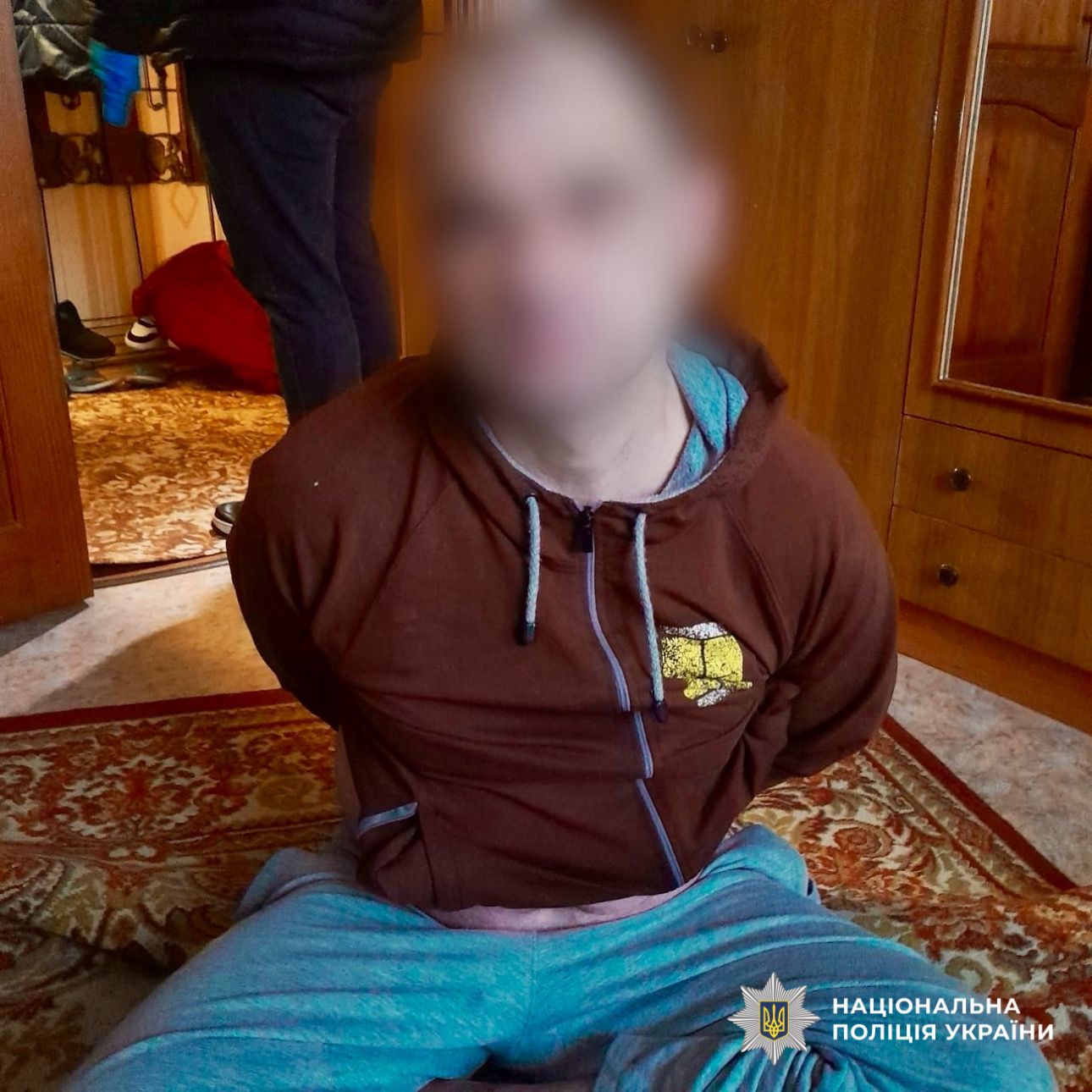 На фото зображений затриманий.