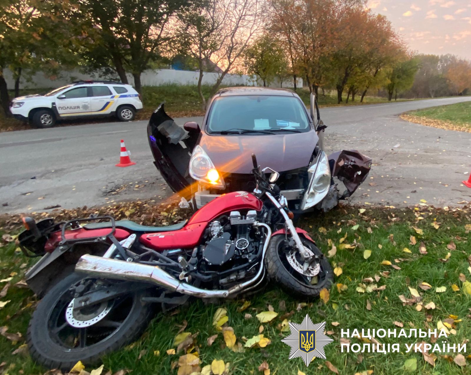 На фото зображені траспортні засоби - учвсники ДТП. Вони перебувають на узбіччі дороги в пошкодженому стані.