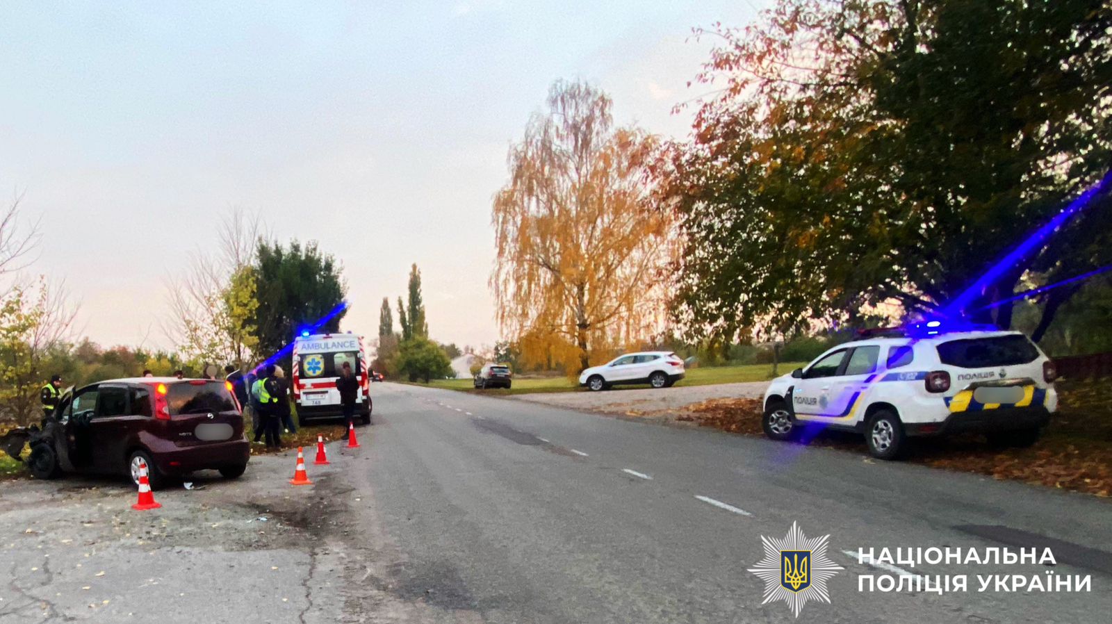 На фото вдрізок дороги, де трапилася ДТП. Фото після приїзду медиків та поліції.