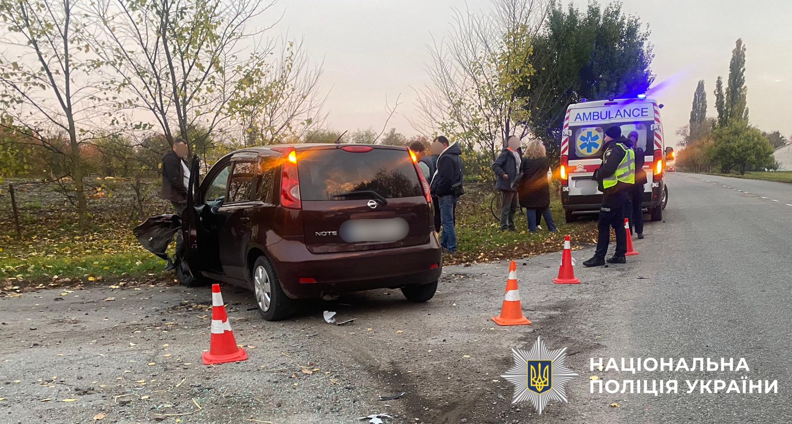 На фото автомобіль учасник, ДТП, водії транспортних засобів - учаників ДТП, поліцейські, медики та автомобіль швидкої медичної допомоги.