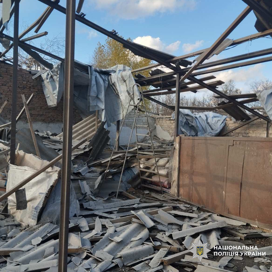 Зруйнована будівля в наслідок обстрілу