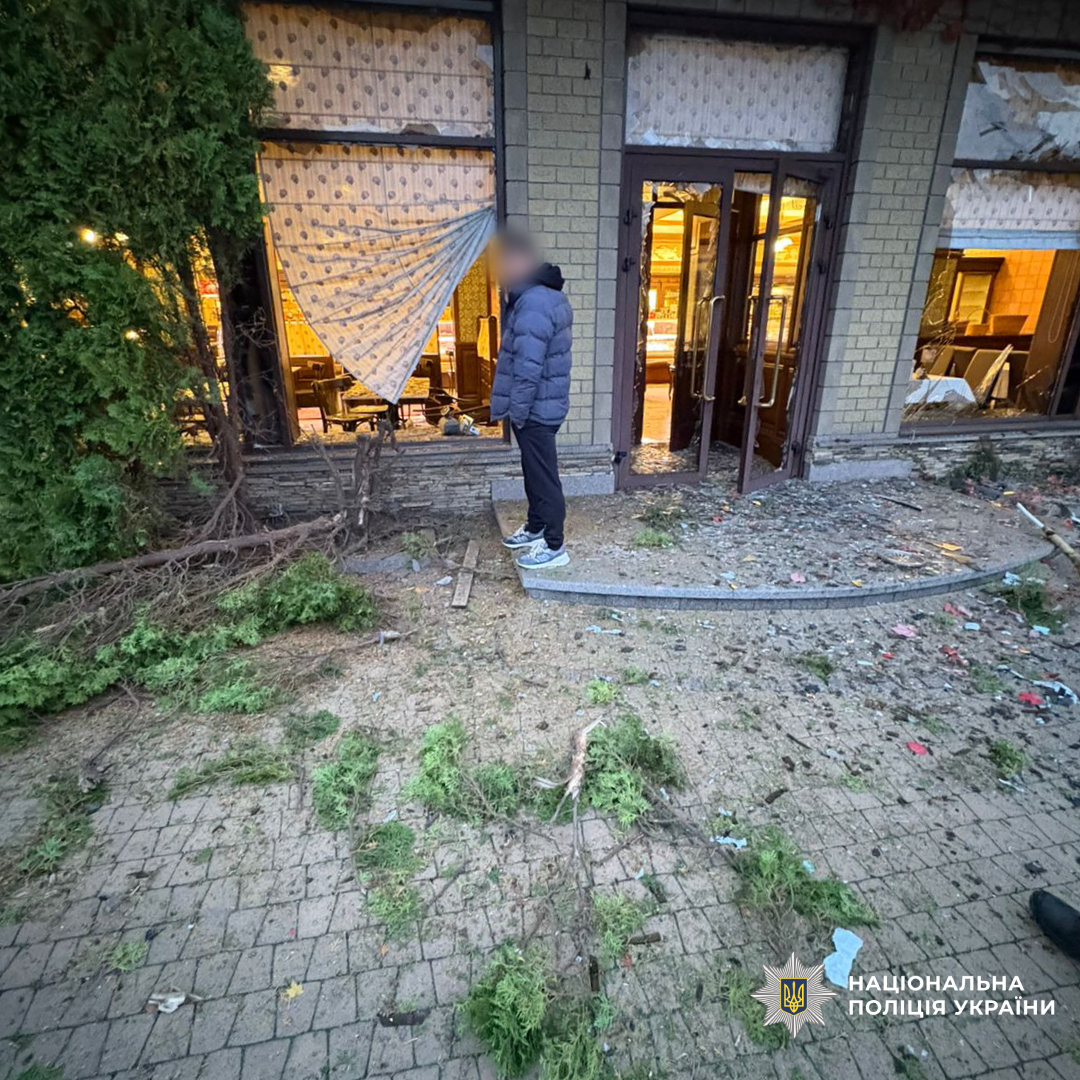 Пошкоджена будівля в наслідок обстрілу