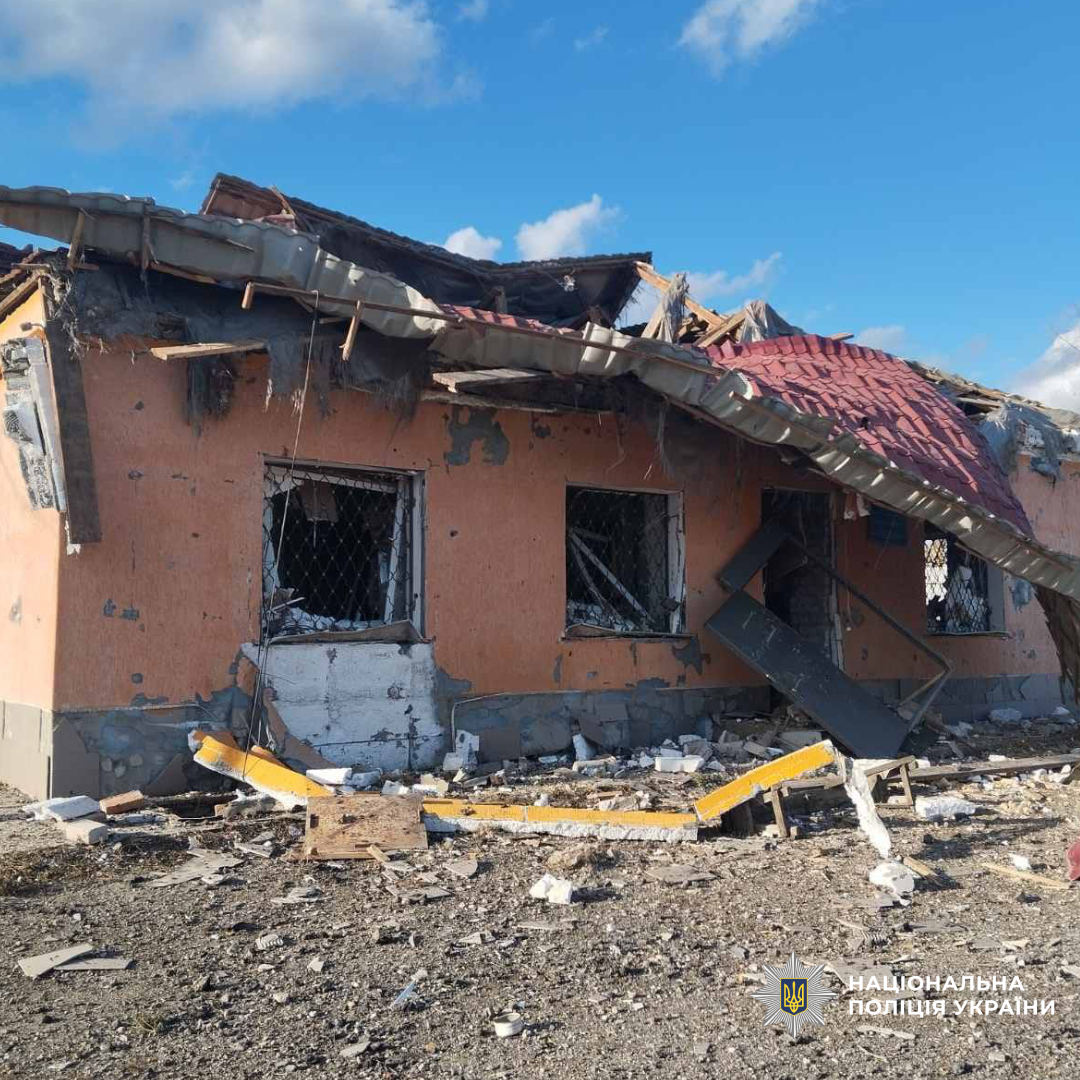 Пошкоджена будівля в наслідок обстрілу