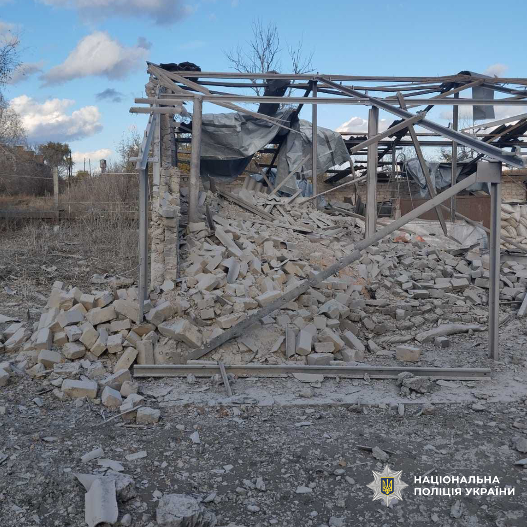 Зруйнована будівля в наслідок обстрілу