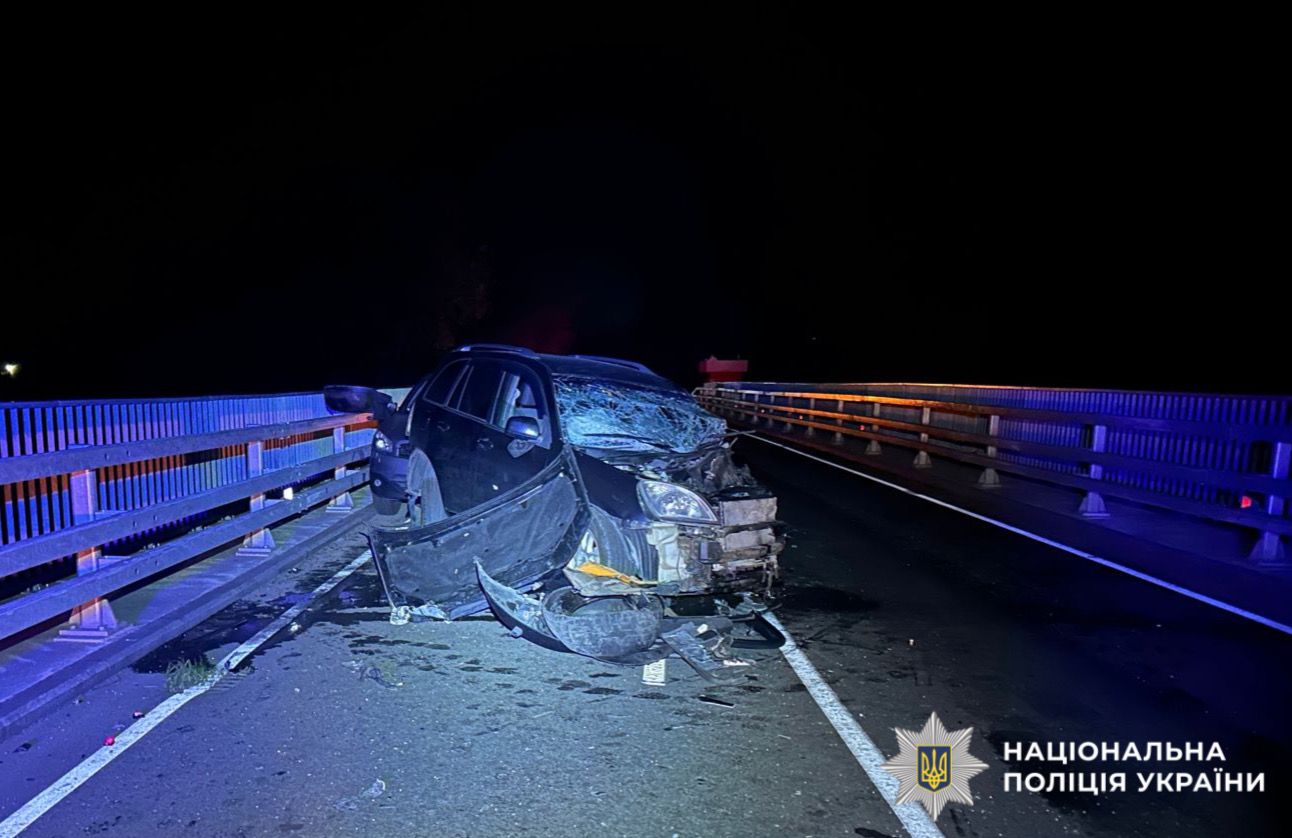 На фото зображений пошкоджений автомобіль.
