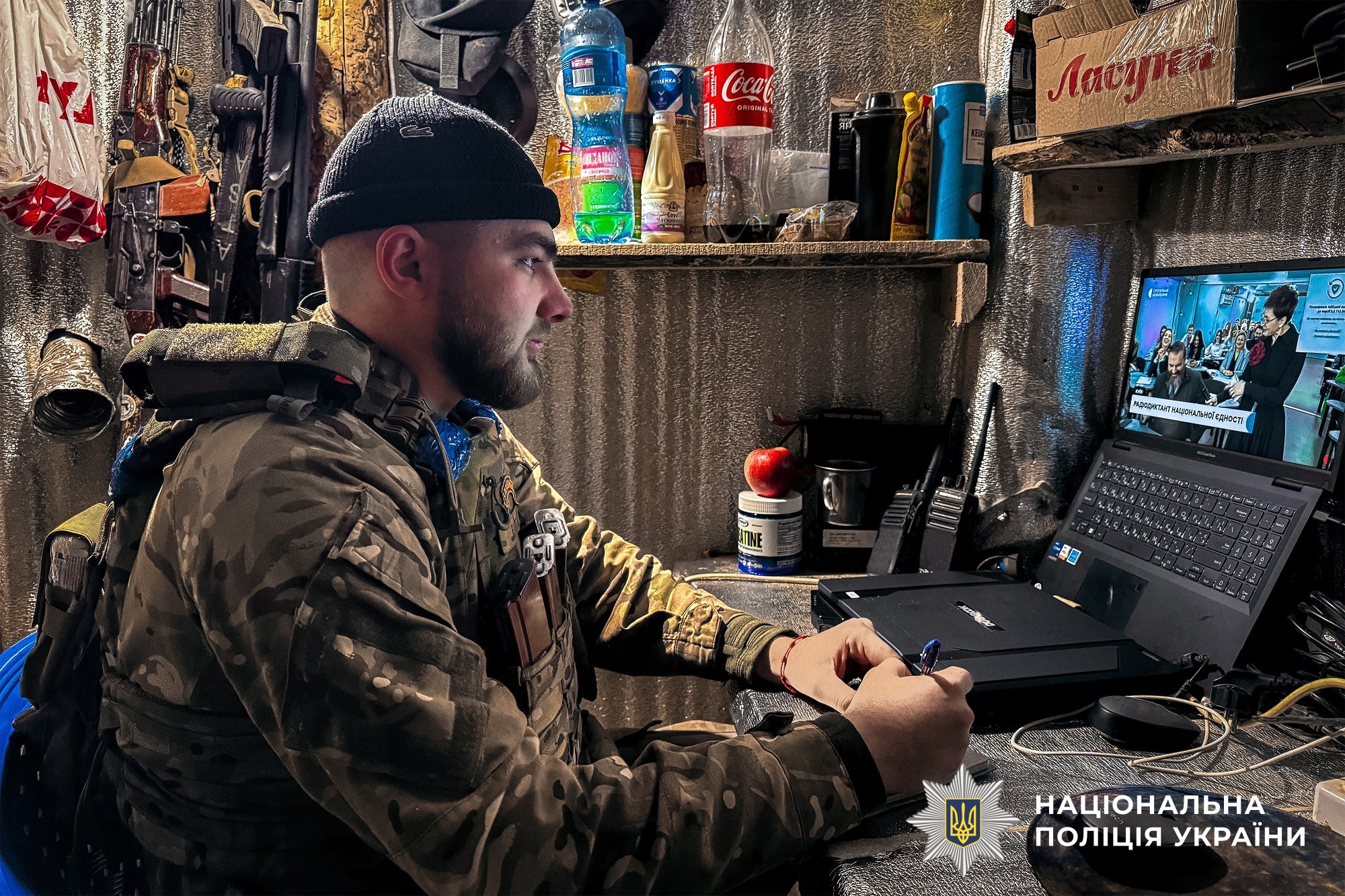 поліцейський пише радіодиктант