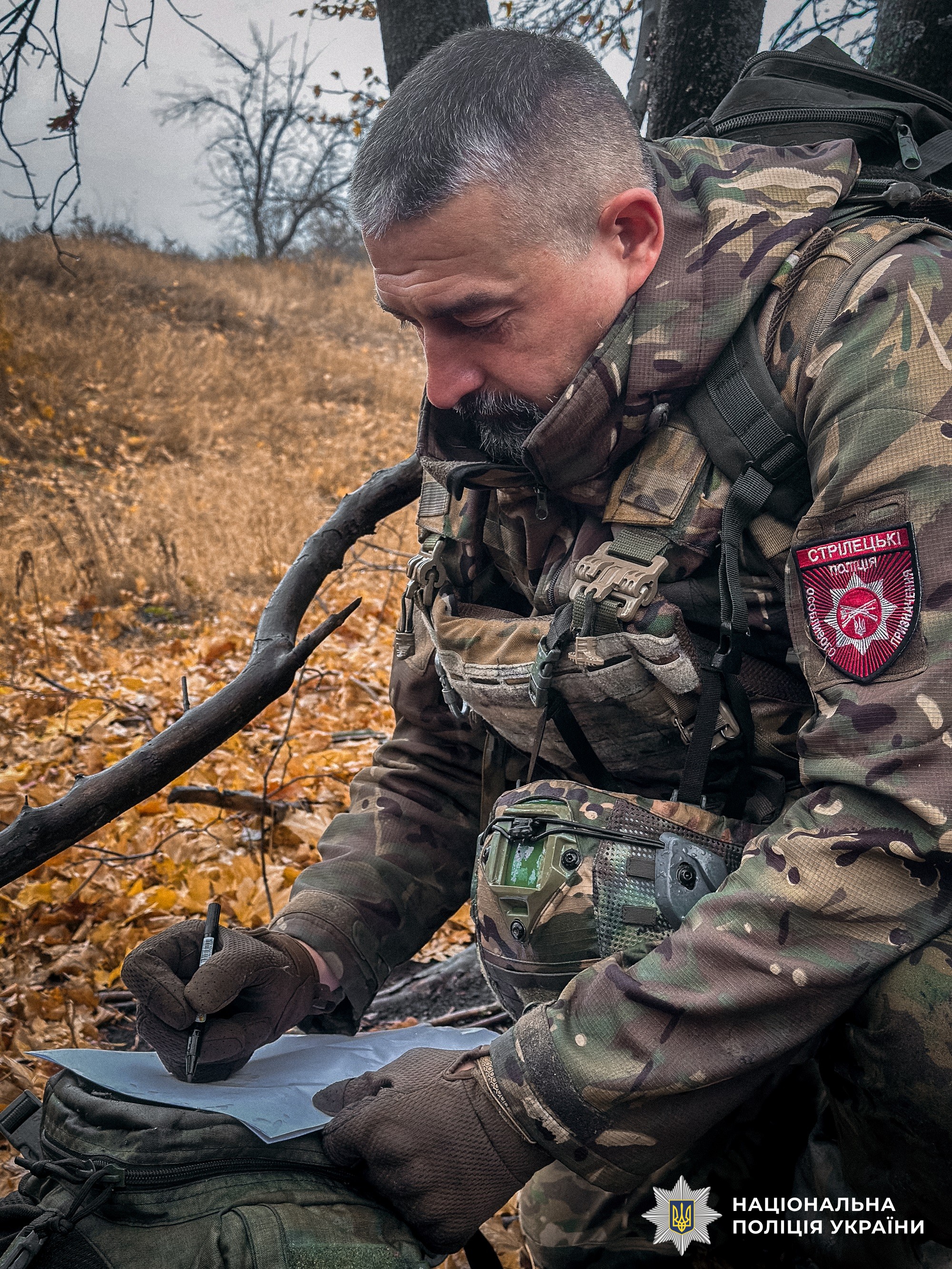 поліцейський пише радіодиктант