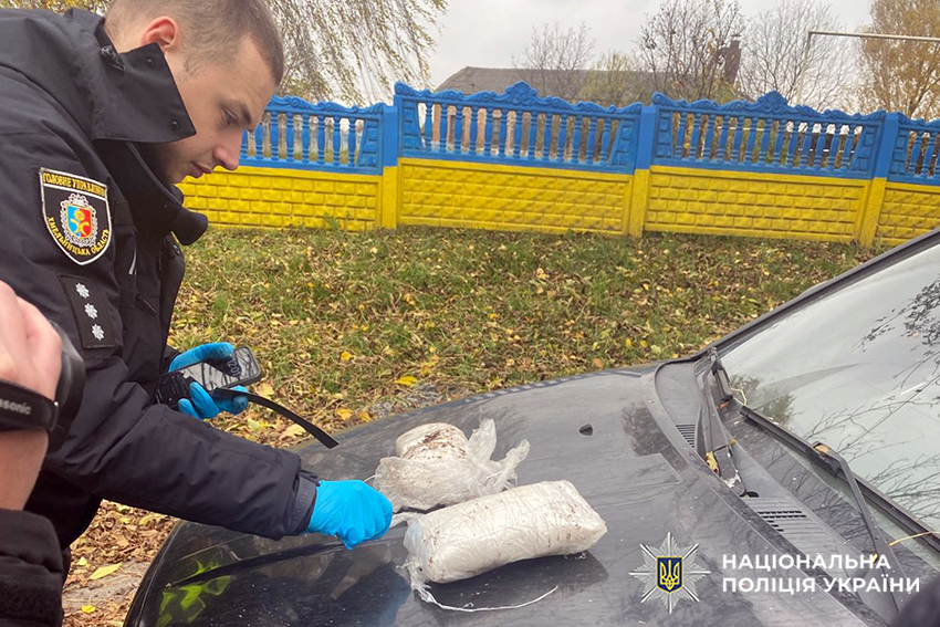 Робота поліцейських на місці зупинки наркоторговця