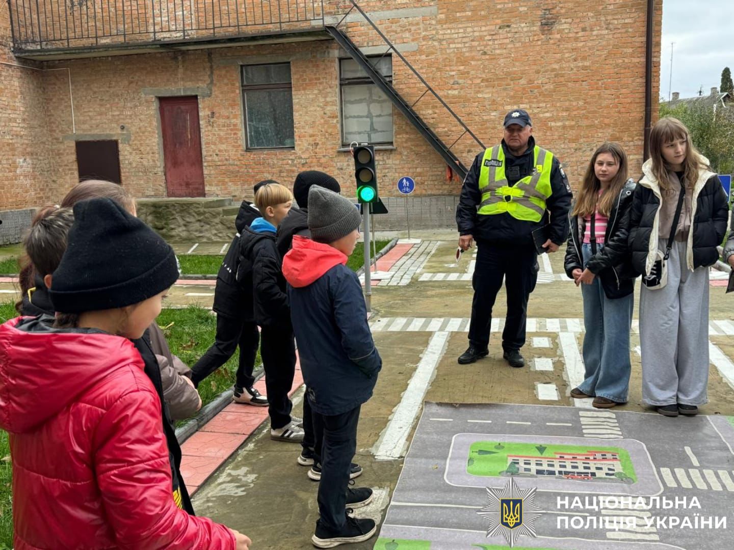 На фото діти та поліцейські, під час проведення заняття.