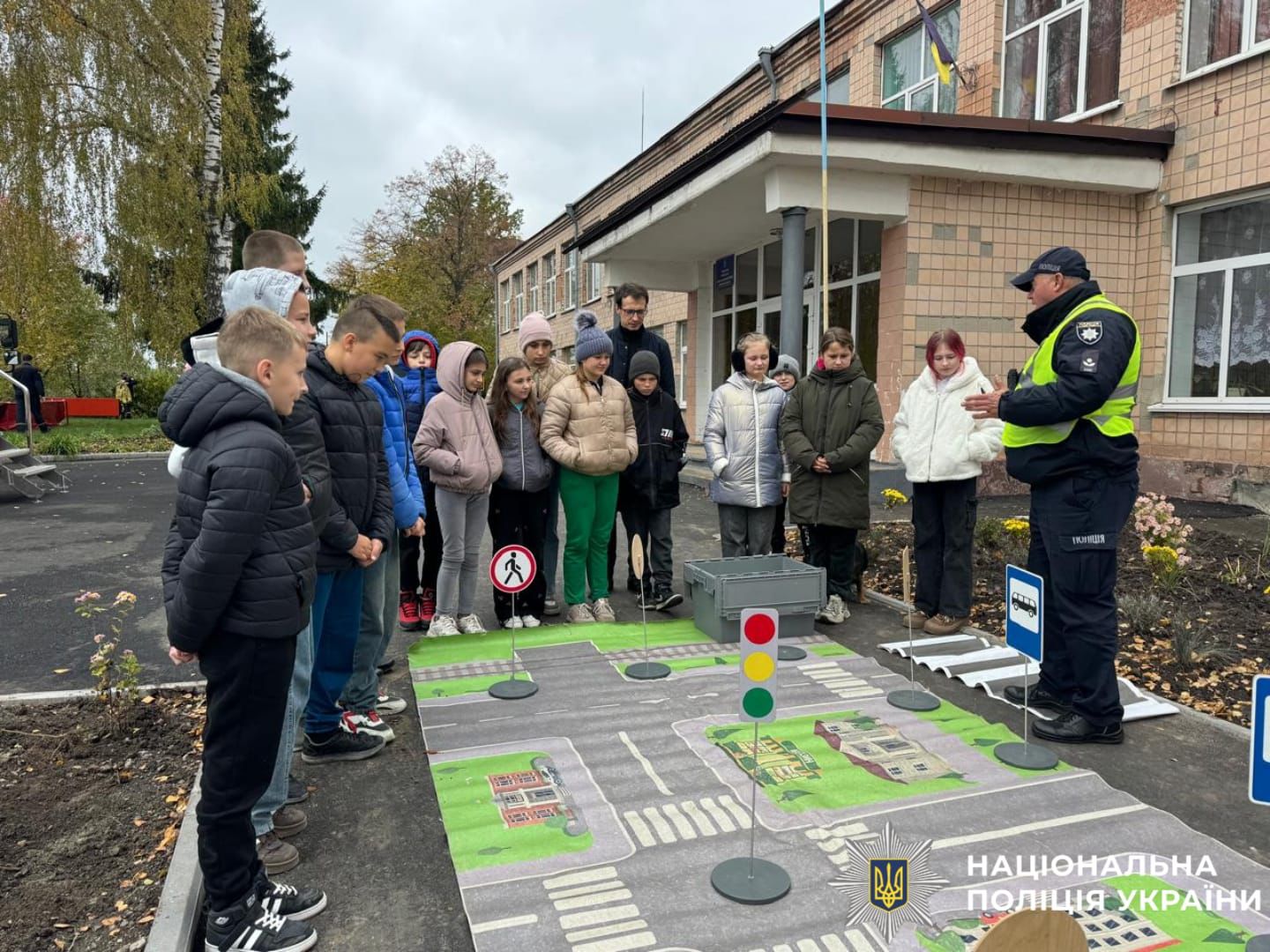 На фото діти та поліцейські, під час проведення заняття.