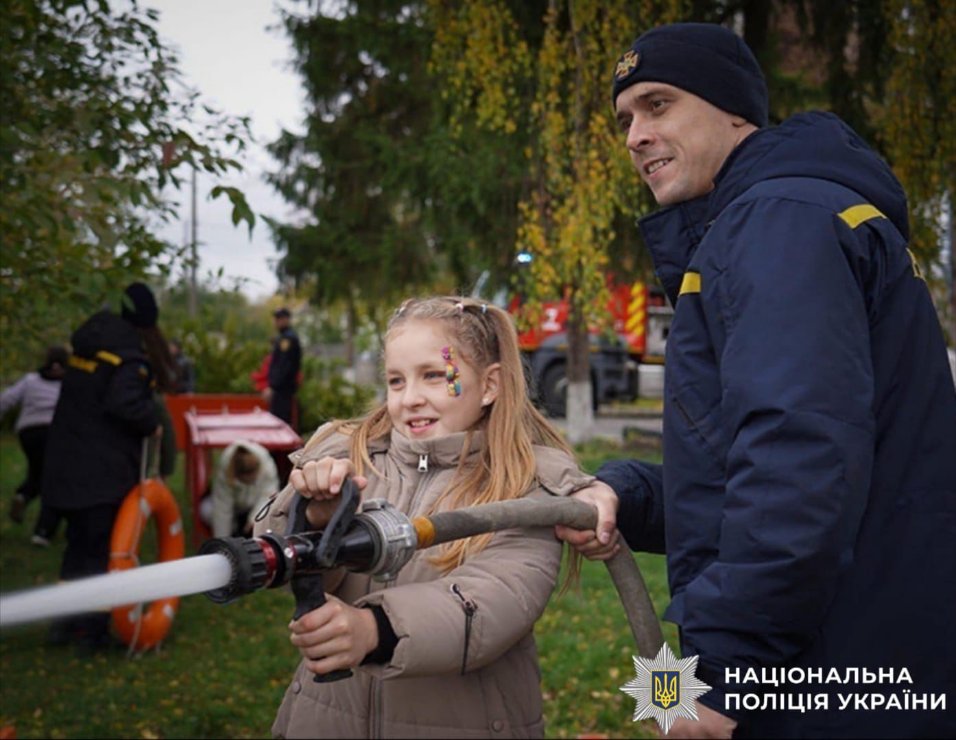 На фото працівник ДСНС та дитина.