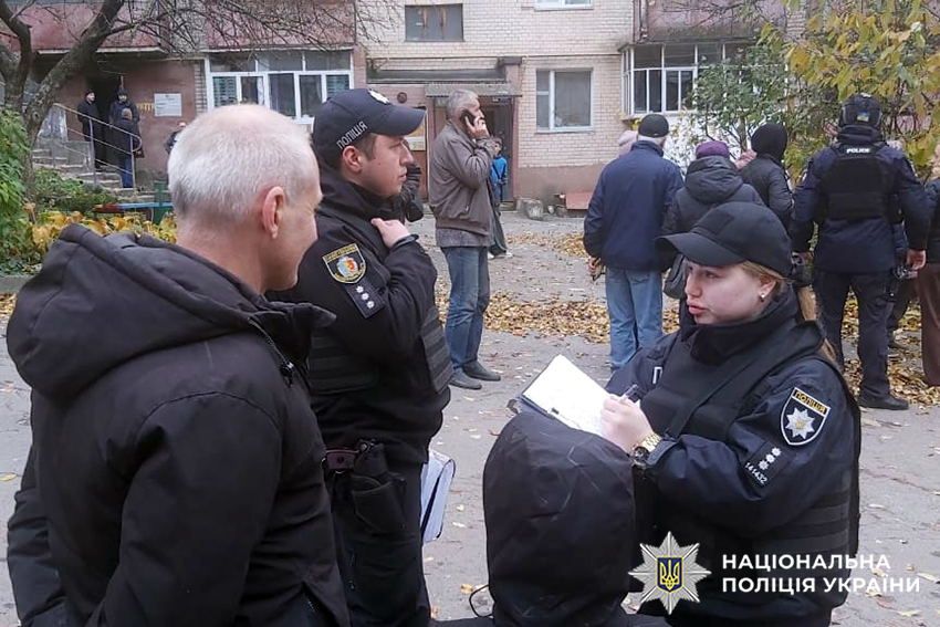 Поліцейські опитують свідків та потерпілих від вибуху
