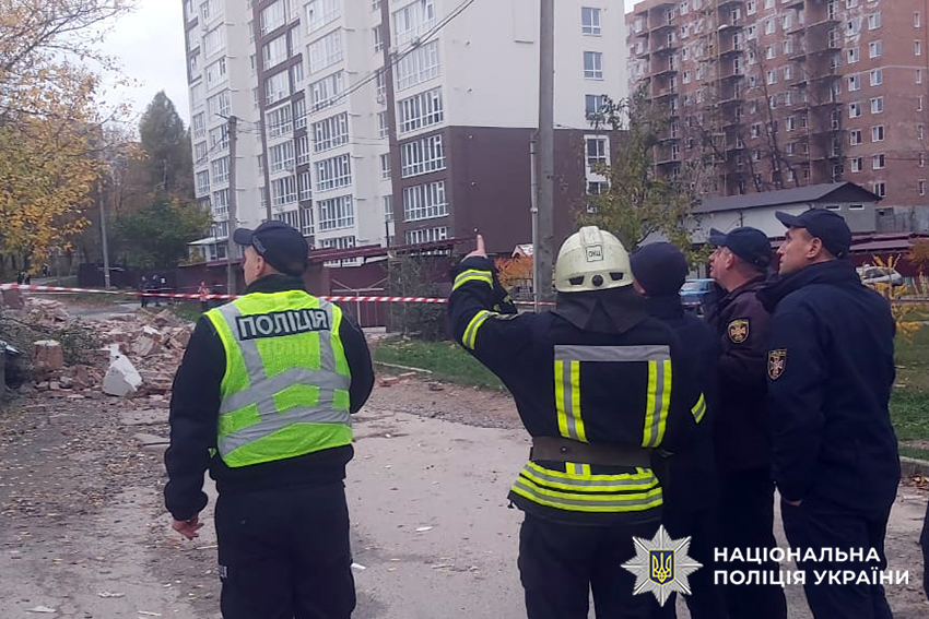 Поліцейські та рятувальники працюють на місці руйнувань