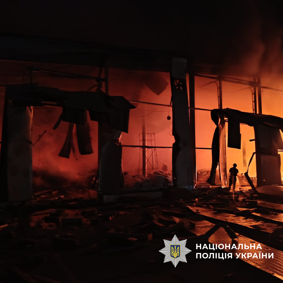 Палаючі складські приміщення