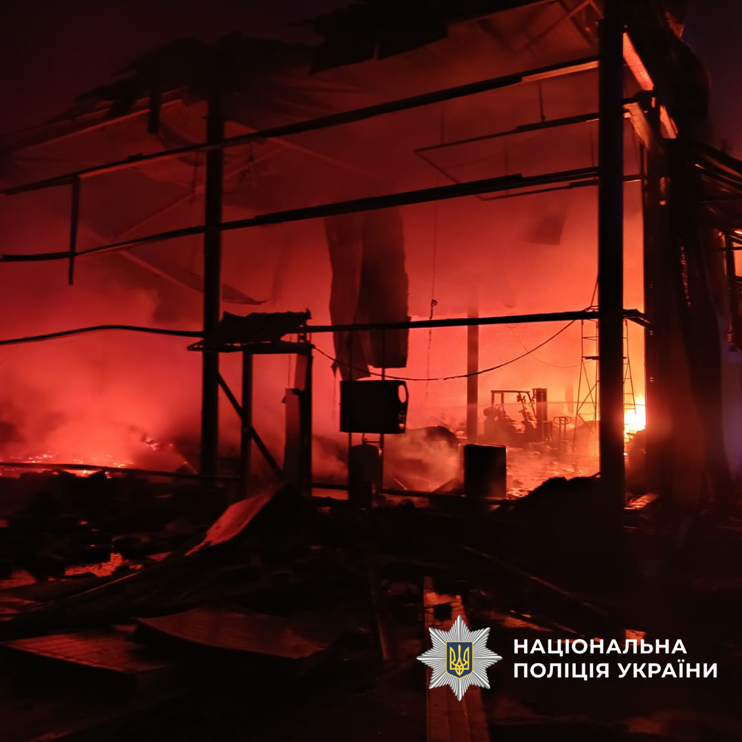 Палаючі складські приміщення