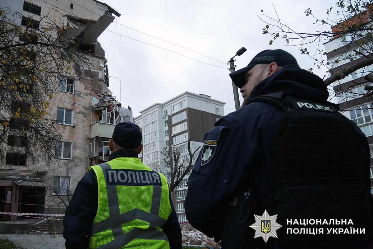 Двоє поліцейських оглядають руїни будинку, де стався вибух