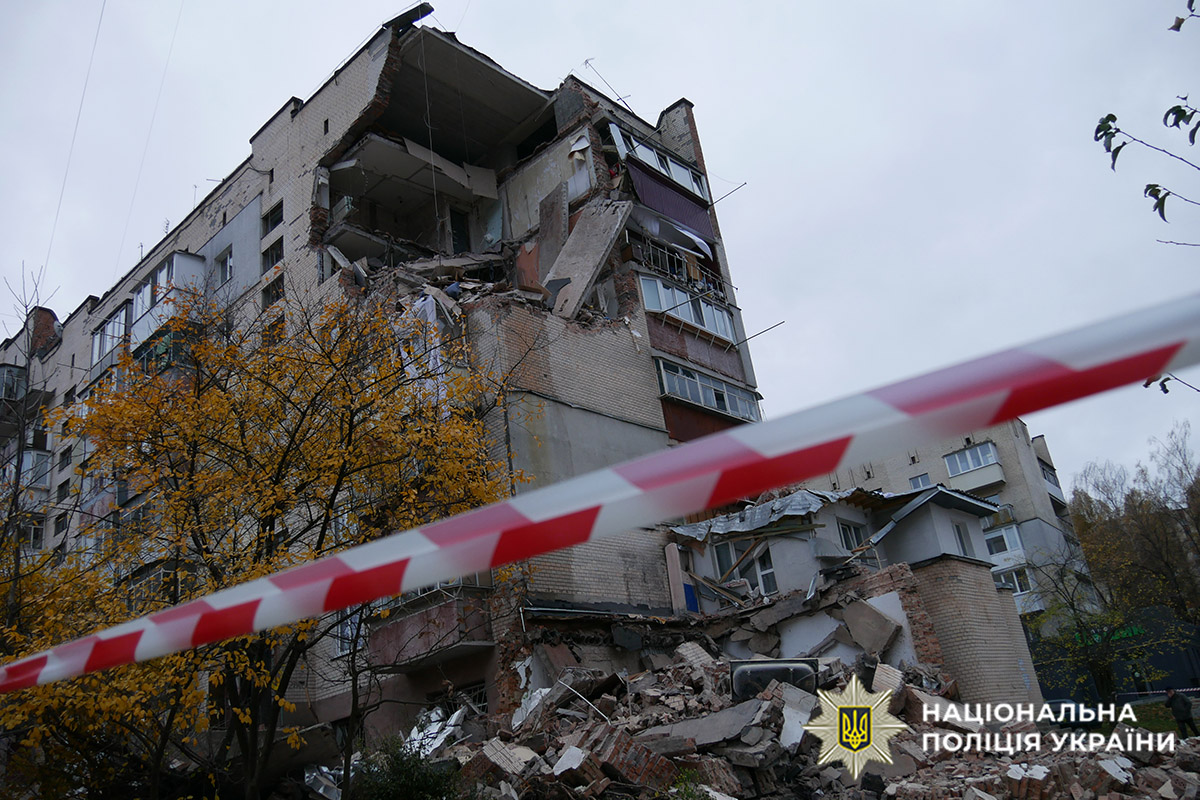 На фото зруйнований будинок, територія довкола якого огороджена поліцейською стрічкою