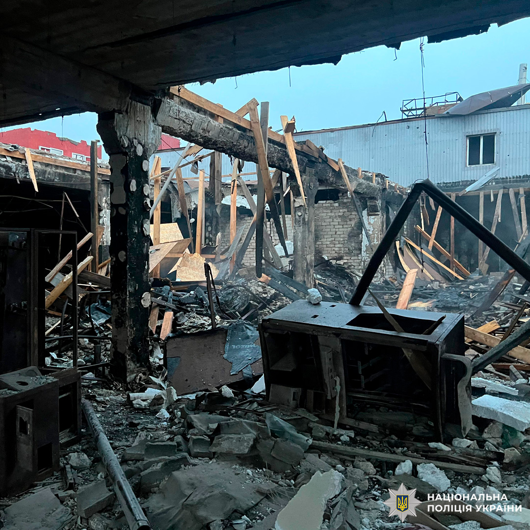 Інтер’єр зруйнованої будівлі: обвалений дах, уламки деревини, цегли та металу.