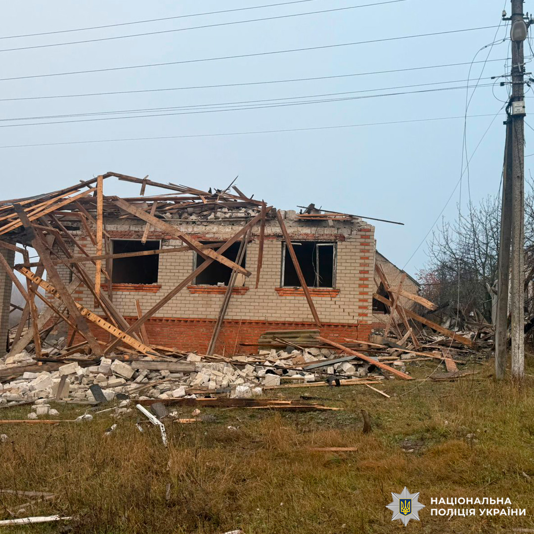 Житловий будинок із частково обваленим дахом, вибитими вікнами та уламками навколо.