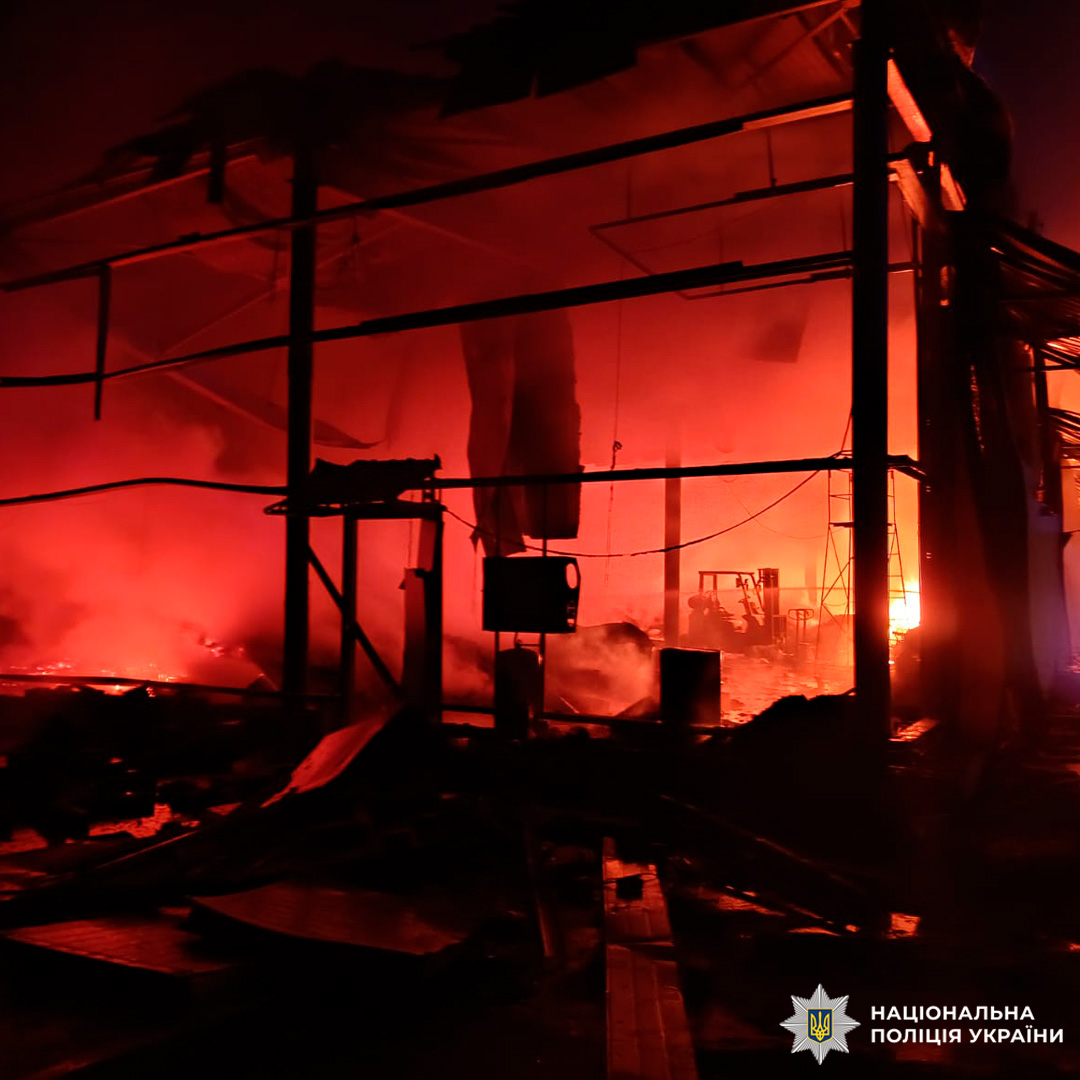 Пожежа охопила промислову будівлю: полум’я знищує конструкції, клуби диму здіймаються в небо.