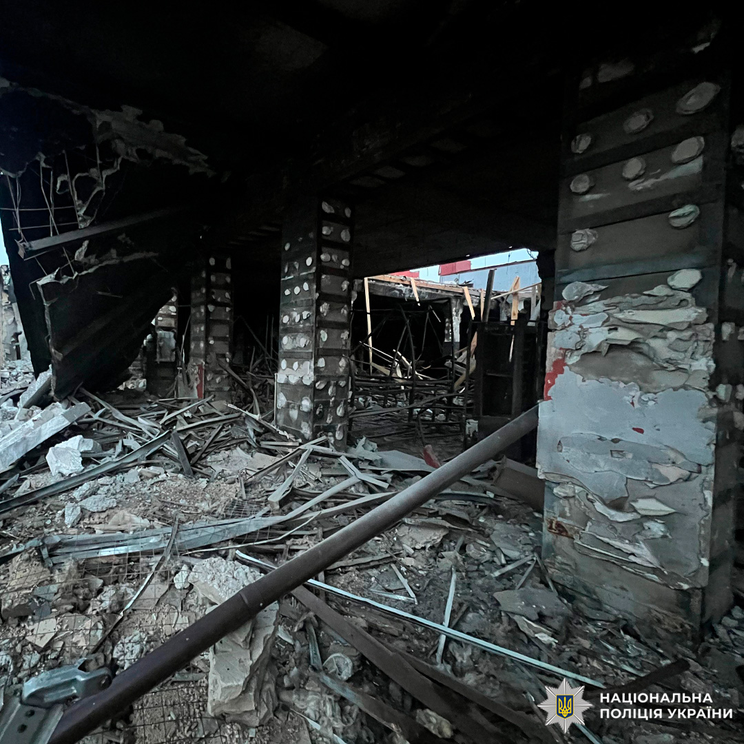 Зруйнована будівля: обвалені стіни, відкриті конструкції, уламки бетону й металу.