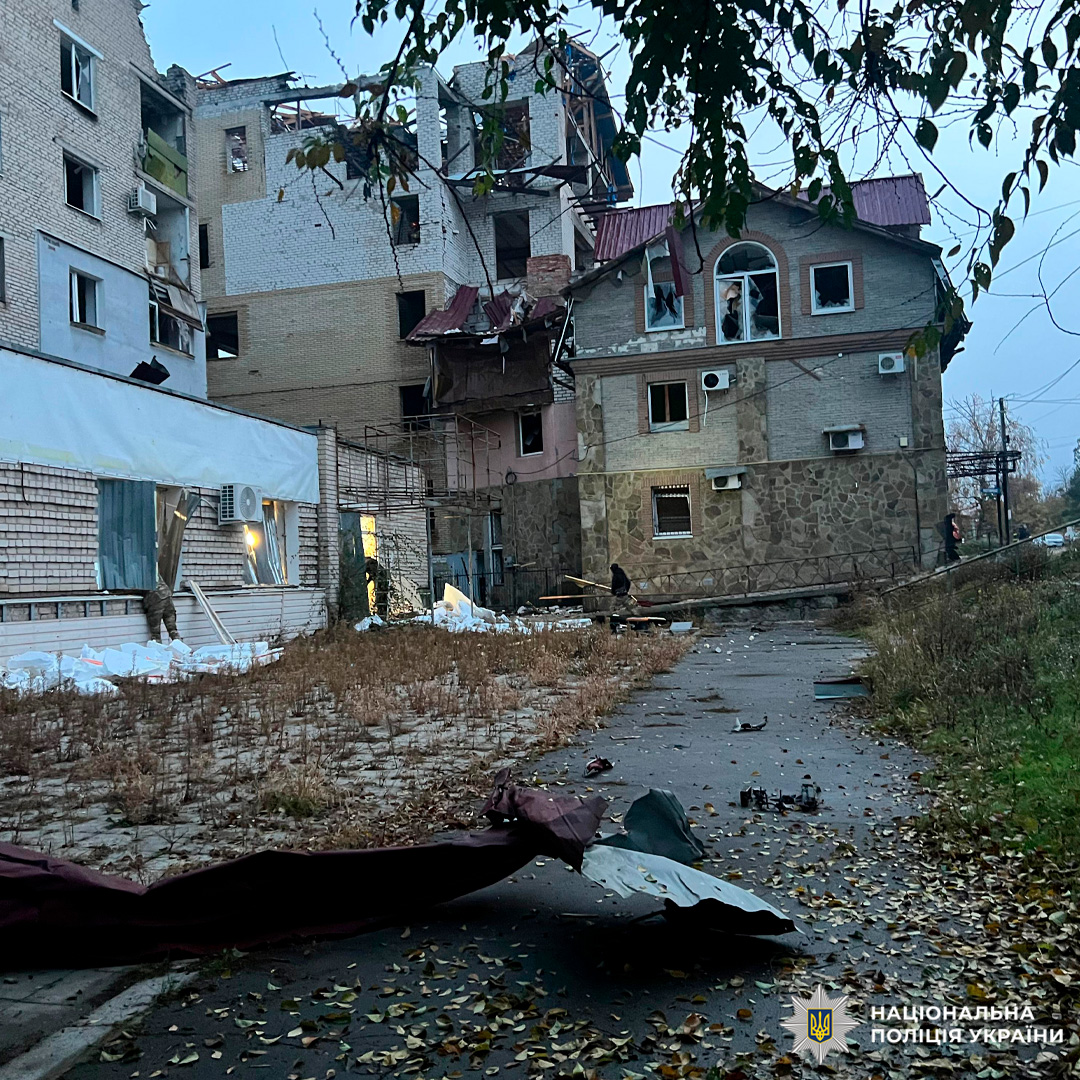 Житловий сектор після обстрілу: зруйновані стіни, уламки металу й бетону, занедбана територія.