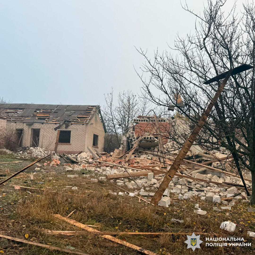 Житловий будинок із частково зруйнованим дахом, уламками деревини й цегли на подвір’ї.