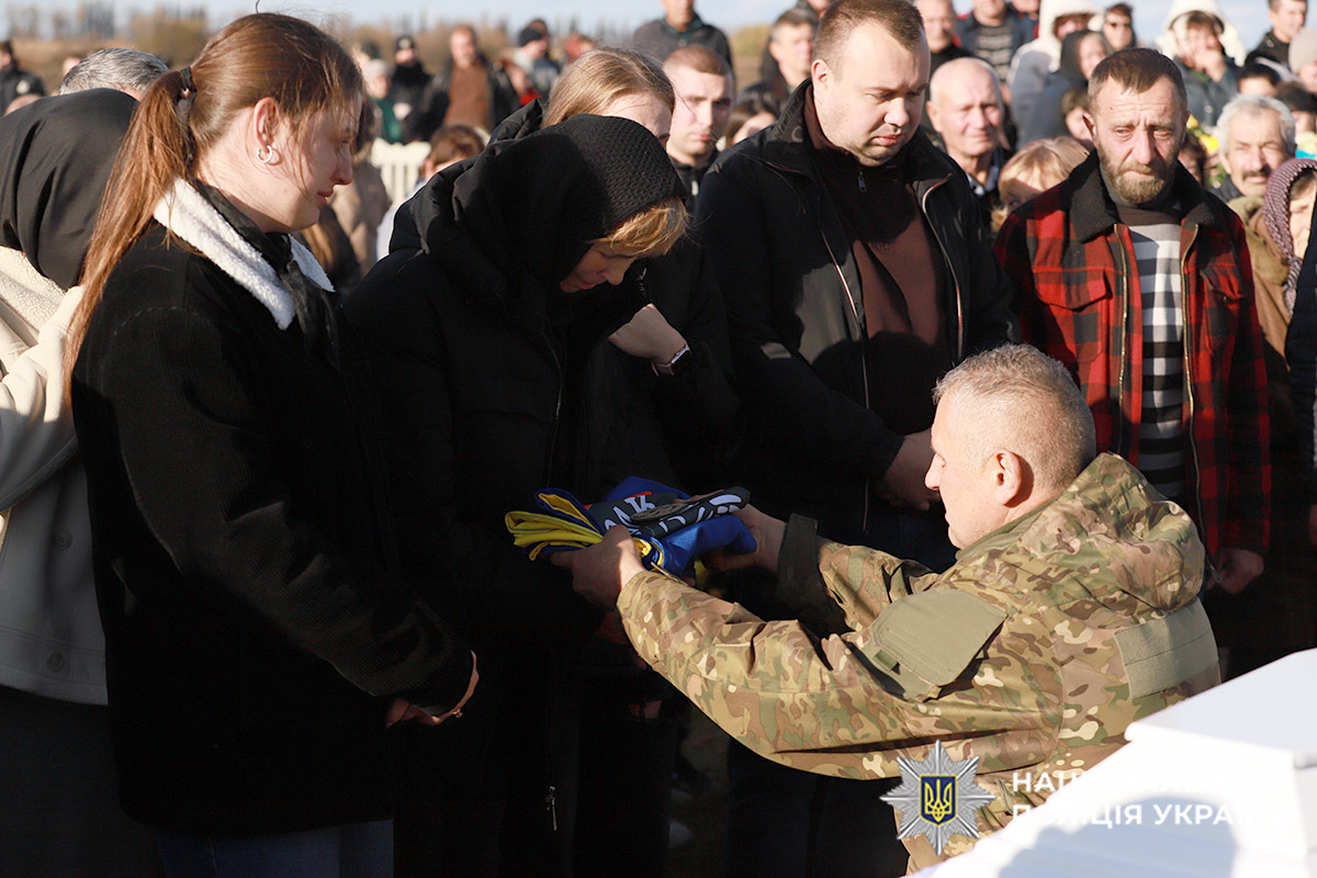 Командир полеглого Героя вручає його рідним прапор