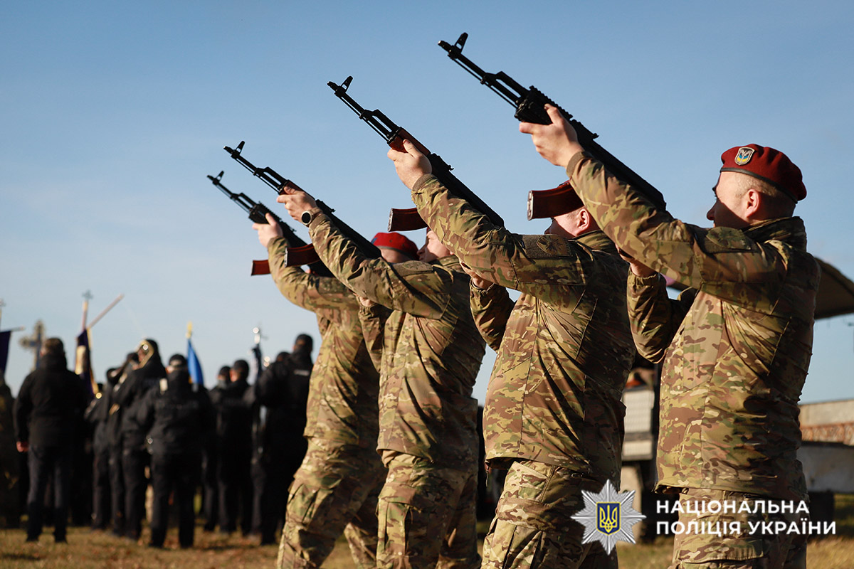 Військовий салют під час церемонії поховання