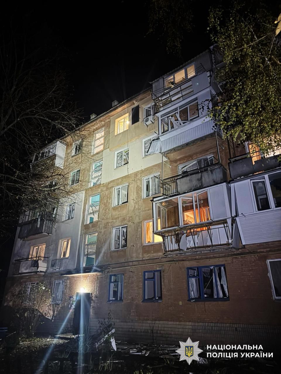 На фотографії зображено наслідки ворожої атаки по території Київської області.