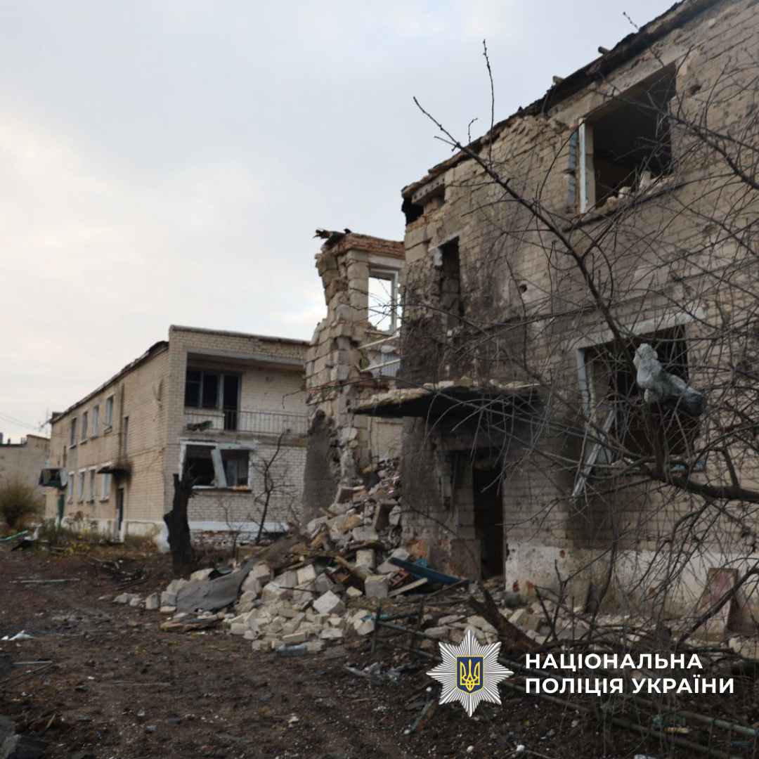 Зруйнована двоповерхівка.