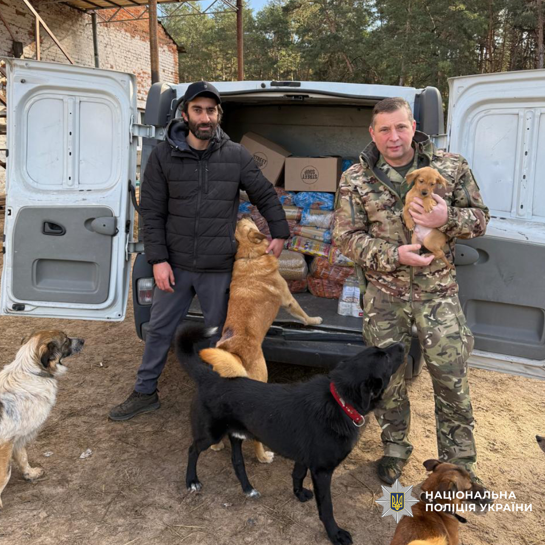 Поліцейські Харківщини разом із волонтерами доставили гуманітарну допомогу переселенцям та домашнім улюбленцям