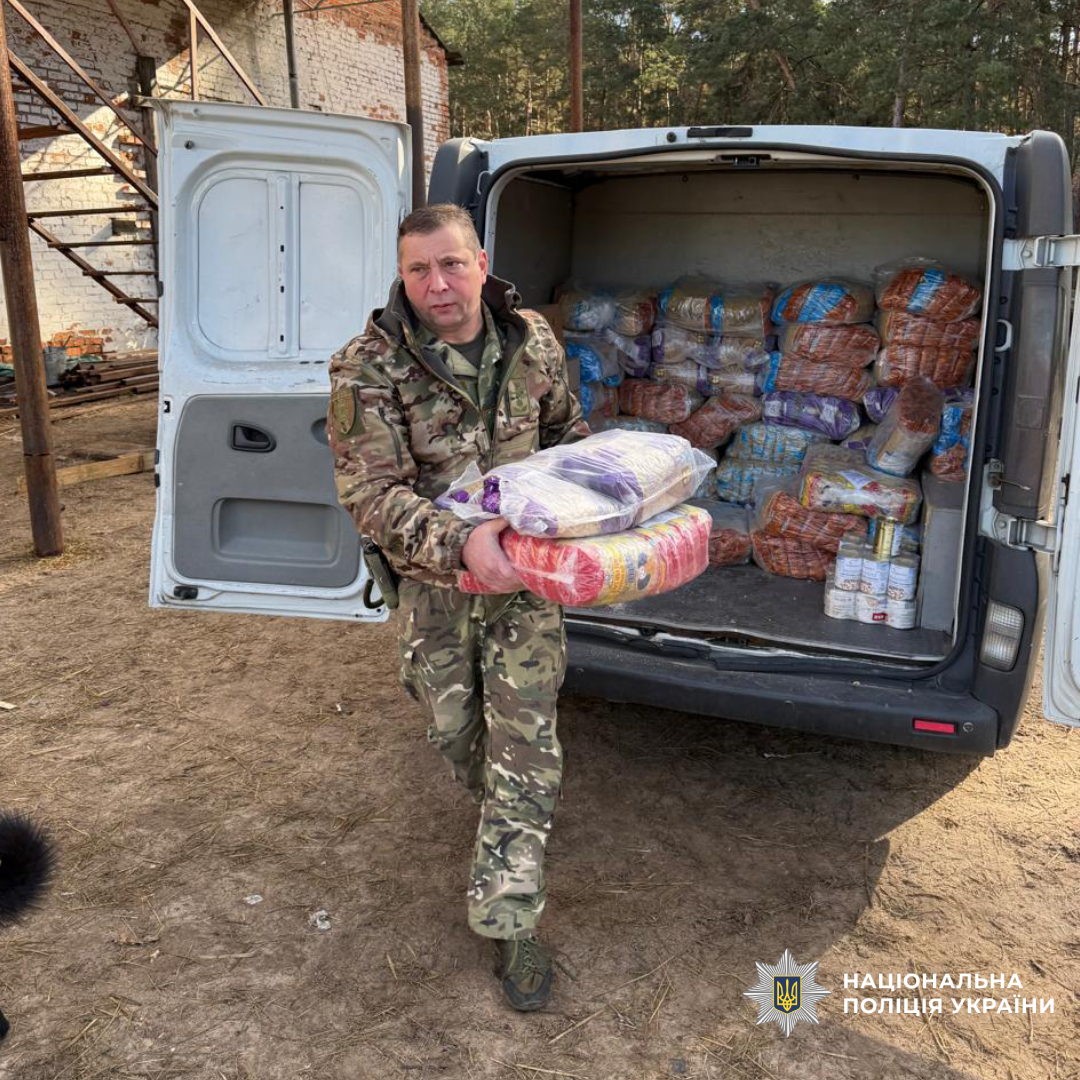 Поліцейські Харківщини разом із волонтерами доставили гуманітарну допомогу переселенцям та домашнім улюбленцям