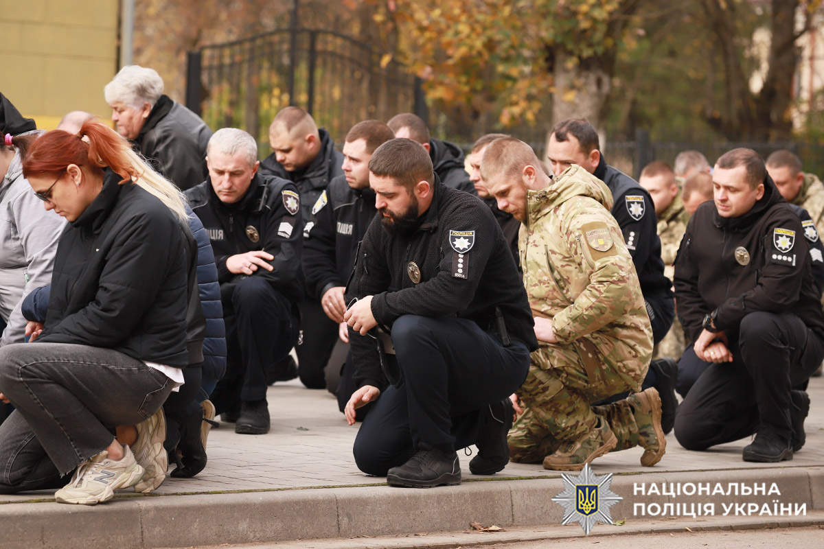 Поліцейські на колінах зустрічають полеглого колегу