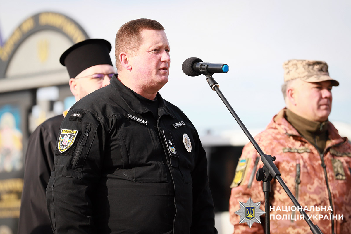 Начальник ГУНП в Хмельницькій області Руслан Герасимчук розповідає присутнім про полеглого Героя