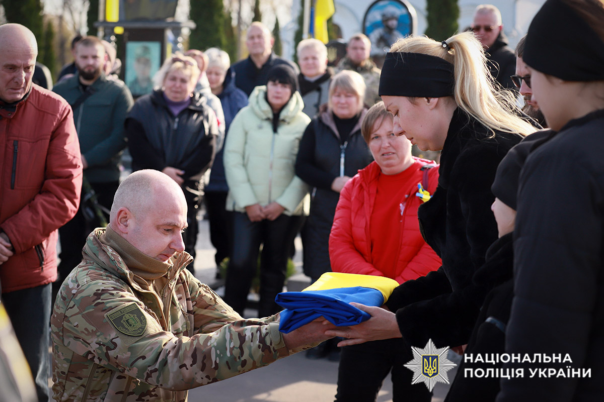 Командир загиблого Героя передає рідним прапор