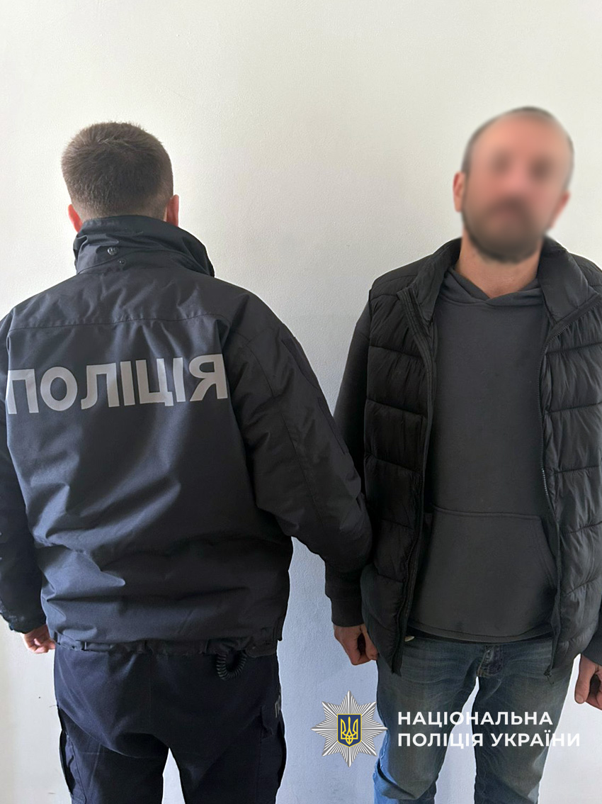 У Чернігові поліцейські затримали зловмисника, який погрожував гранатою колишній дружині та поліцейським