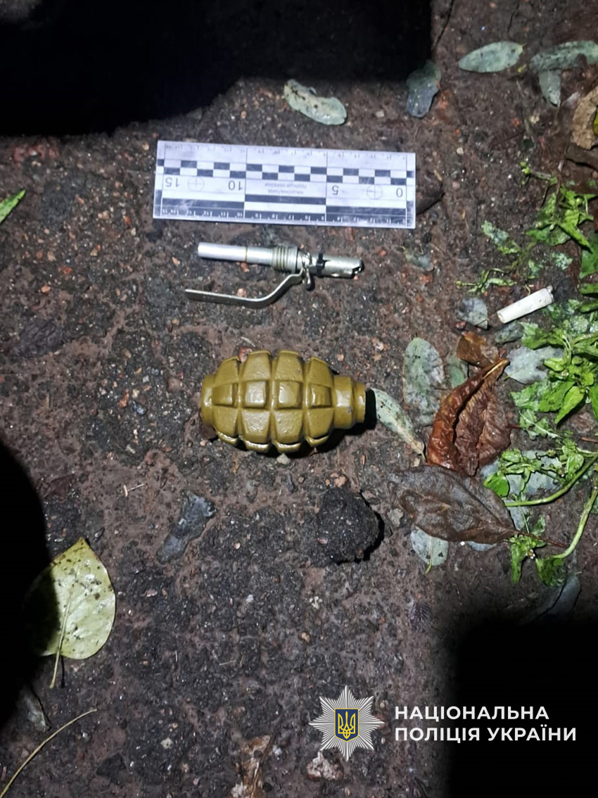 У Чернігові поліцейські затримали зловмисника, який погрожував гранатою колишній дружині та поліцейським