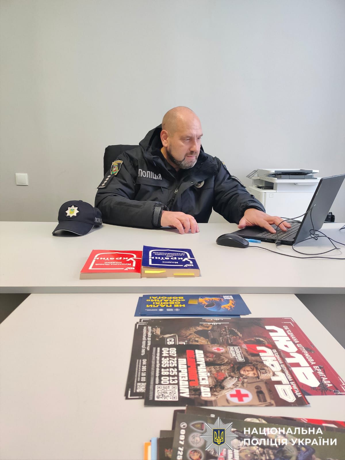 На фото зображений поліцейський офіцер громади